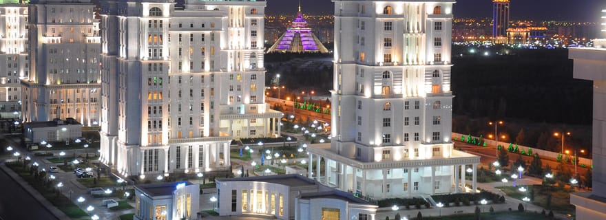 Achgabat : cratère de gaz de Darvaza avec séjour en yourte et visite citadine