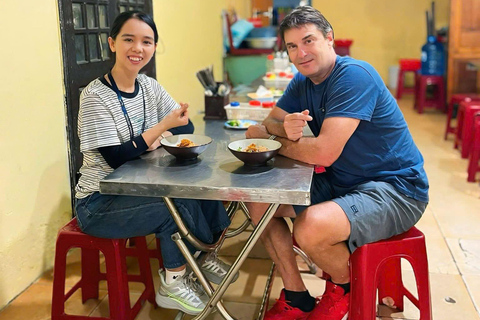 Hoi An: Guided Evening Food Tour w/ Lantern and River Boat
