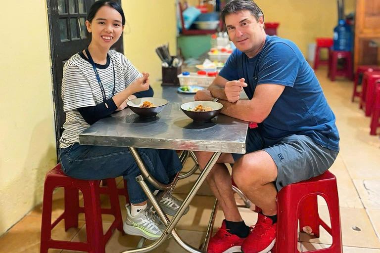 Hoi An: Guided Evening Food Tour w/ Lantern and River Boat