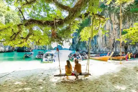 Ab Krabi: Tagestour zu den Hong-Inseln mit dem Schnellboot und Mittagessen