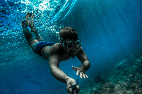 Nusa Penida: Increíble excursión en barco con guía para bucear con MantaExcursión de snorkel a peces y corales de colores