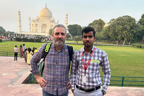 从德里出发的泰姬陵和阿格拉堡乘车之旅（快速入场）仅专业导游