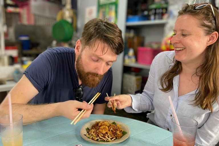Penang: Georgetown Foodie Tour a pie con un cóctel