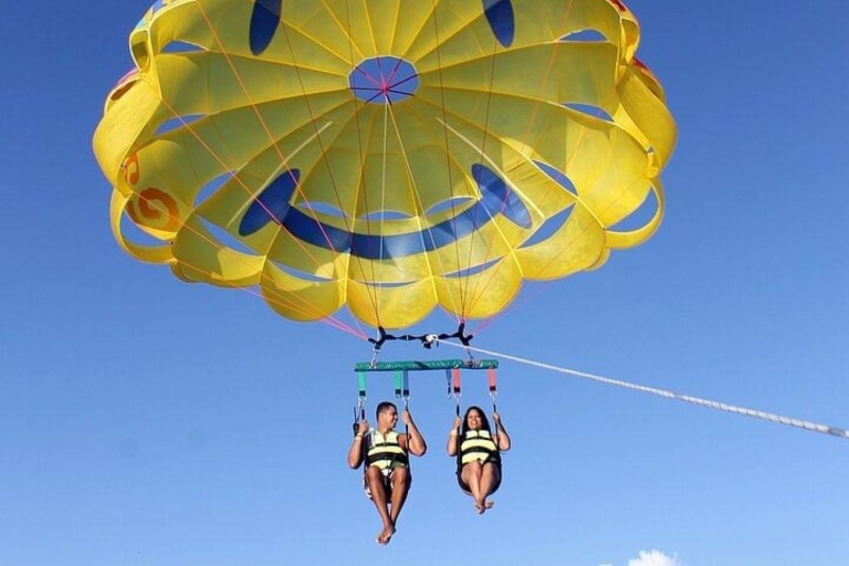 Cancun: nurkowanie z rurką, parasailing, wycieczka łączona na skuterze wodnymCancun: snorkeling, parasailing, wycieczka na skuterach wodnych