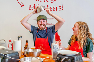 Bruxelles: Laboratorio di preparazione di waffle belgi con degustazione di birra