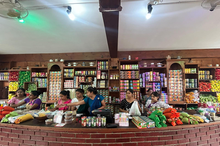 Kandy: Tuk-Tuk Sights, Culture, Shopping & Treatment