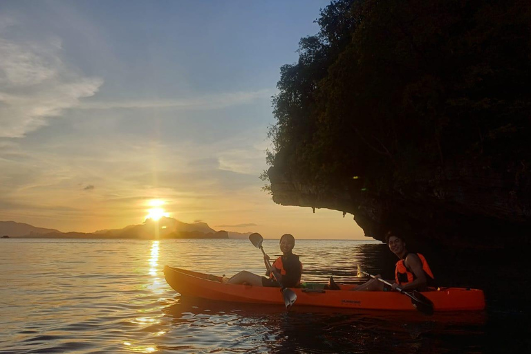 Langkawi: Kajakpaddling vid solnedgångenDubbel tur med kajak i solnedgången