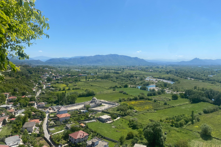 Desde Tirana / Durres : Excursión de un día a Shkodra con paseo por el lago