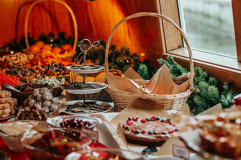 Estocolmo: crucero con almuerzo buffet navideño y vino calienteEstocolmo: crucero navideño con almuerzo buffet y vino caliente