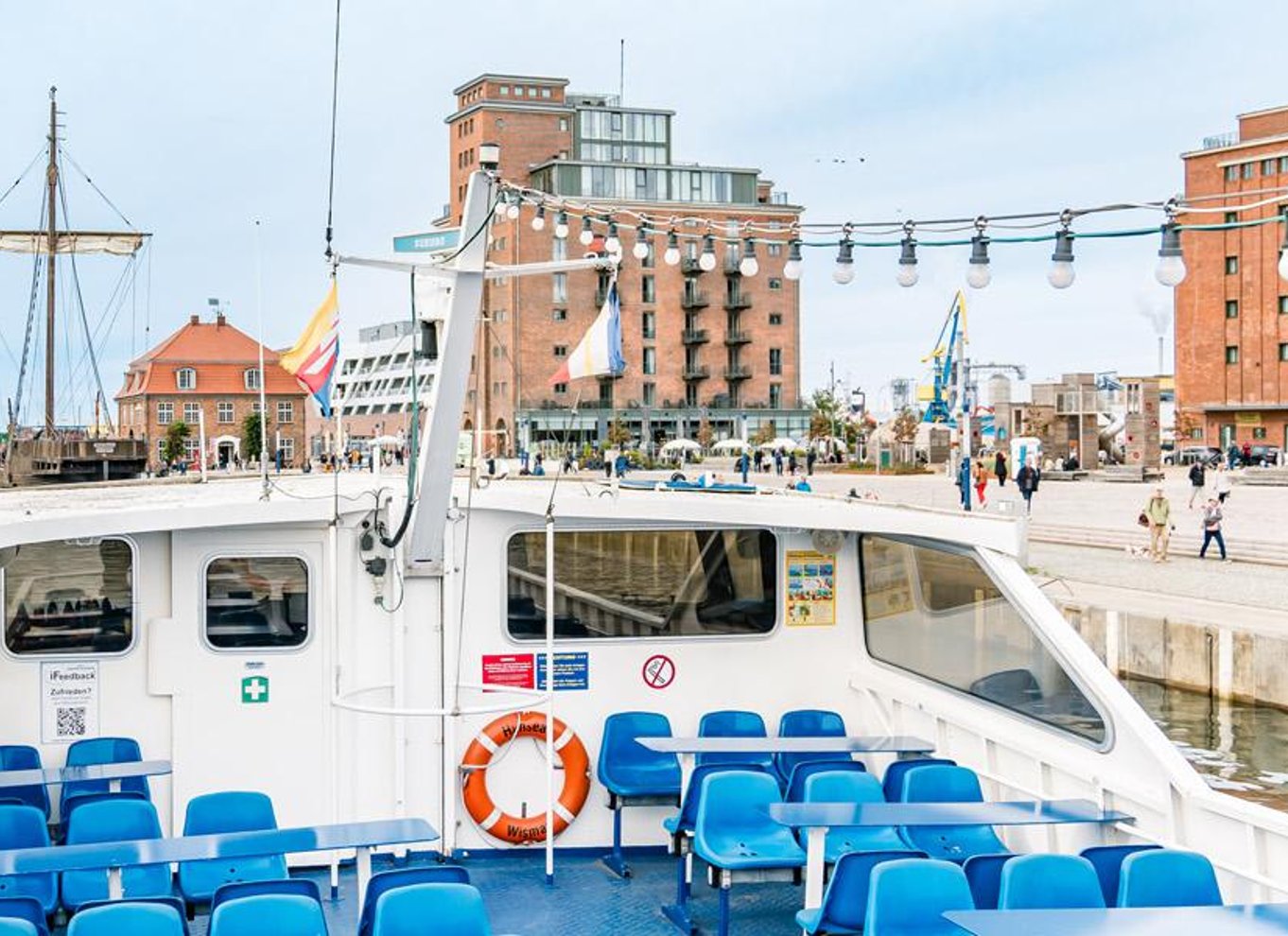 Wismar: Havnerundfart med fiskeri efter havdyr og guide