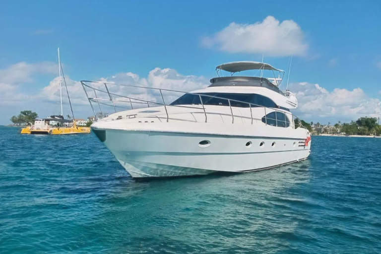 Negril: Private VIP Yacht Charter with Open Bar and Snacks
