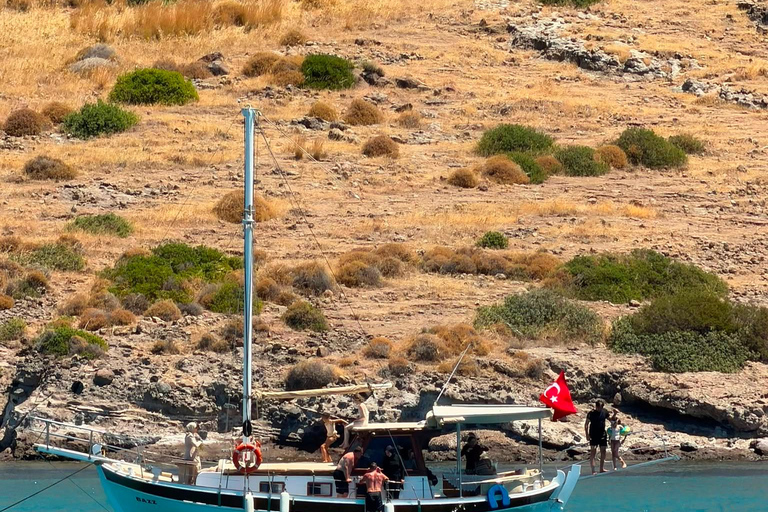 Bodrum: Sunset Boat Cruise with Dinner & Castle Views