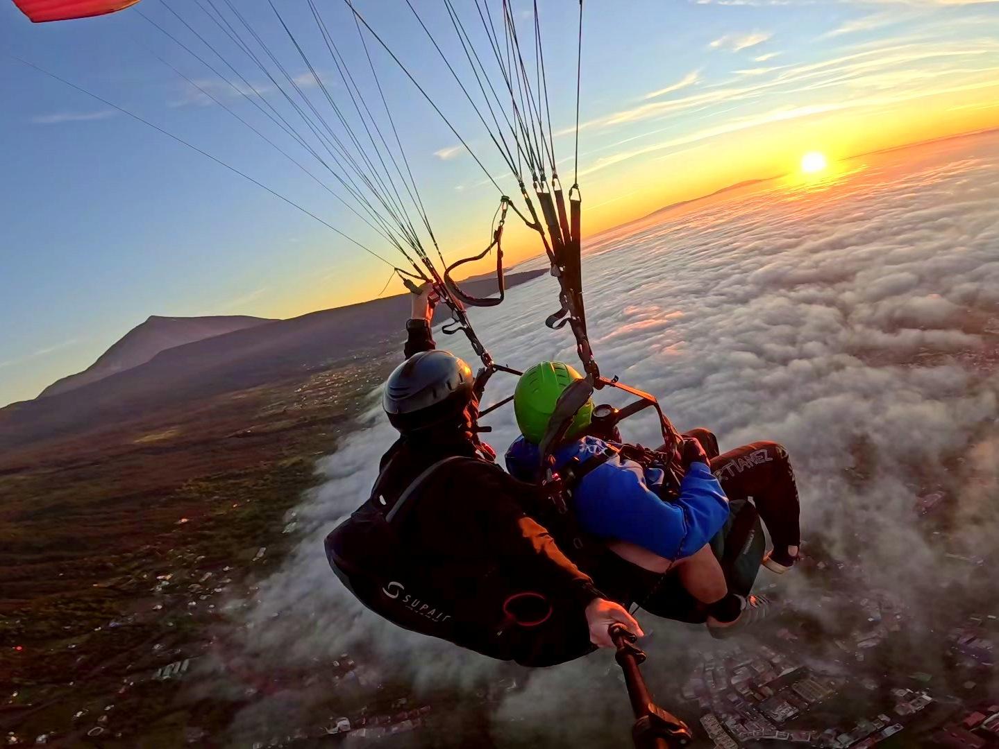 Paragliding-Flug bei Sonnenuntergang vom Teide nach Puerto de la Cruz