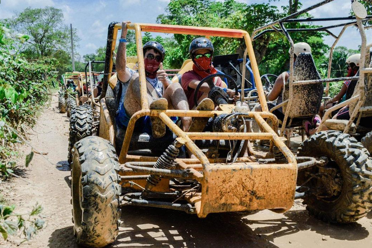 buggy ride through the Dominican countrysideBuggyfahrt durch die dominikanische Landschaft