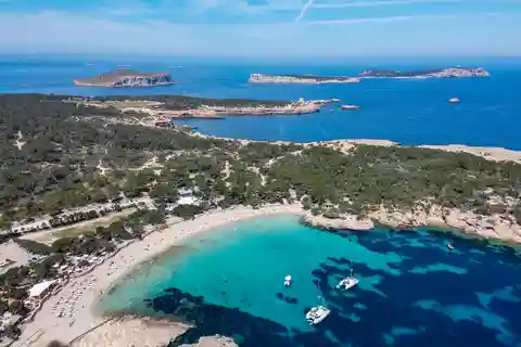 Från Sant Antoni: tur och retur med båt till Cala Conta eller Cala Bassa