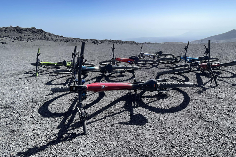 Cima dell'Etna in e-bikeE-bike sulla cima dell'Etna