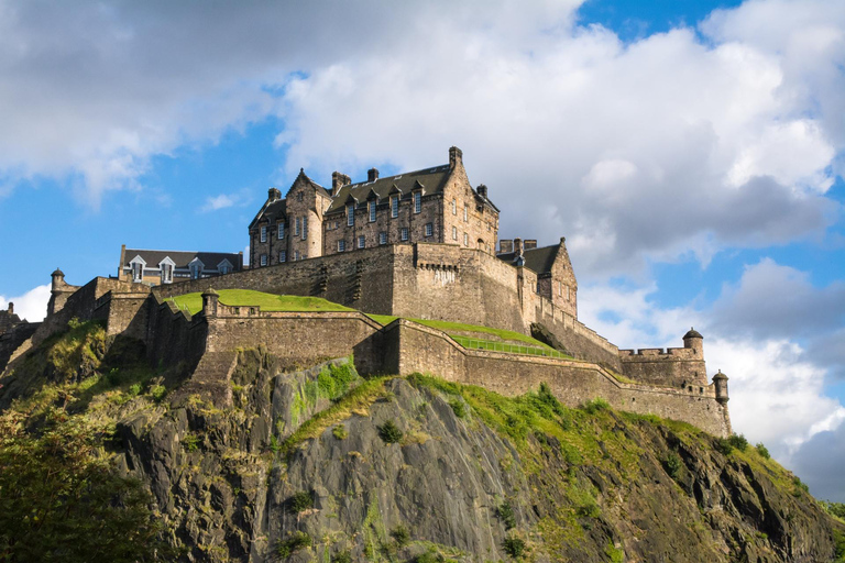 Greyfriars Kirkyard and Edinburgh Castle Private Guided Tour 5-hour: Greyfriars Kirkyard, Edinburgh Castle & Transport