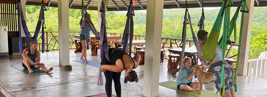 Pai : cours de yoga trapèze au coucher du soleil avec smoothie