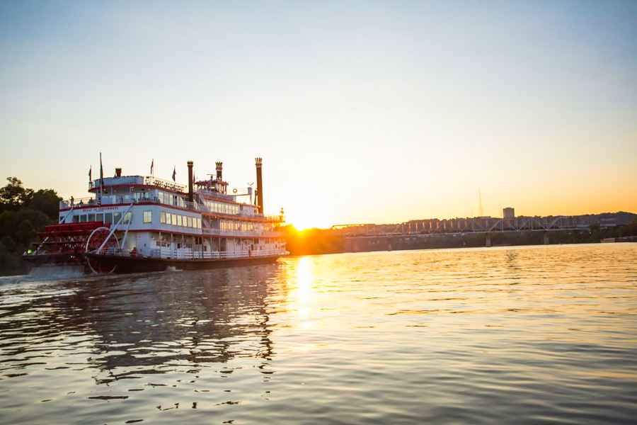 Cincinnati: Flussschifffahrt mit Mittagessen und Unterhaltung. Foto: GetYourGuide