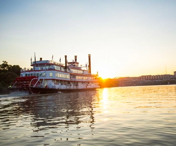 Cincinnati: Riverboat Cruise with Lunch and Entertainment