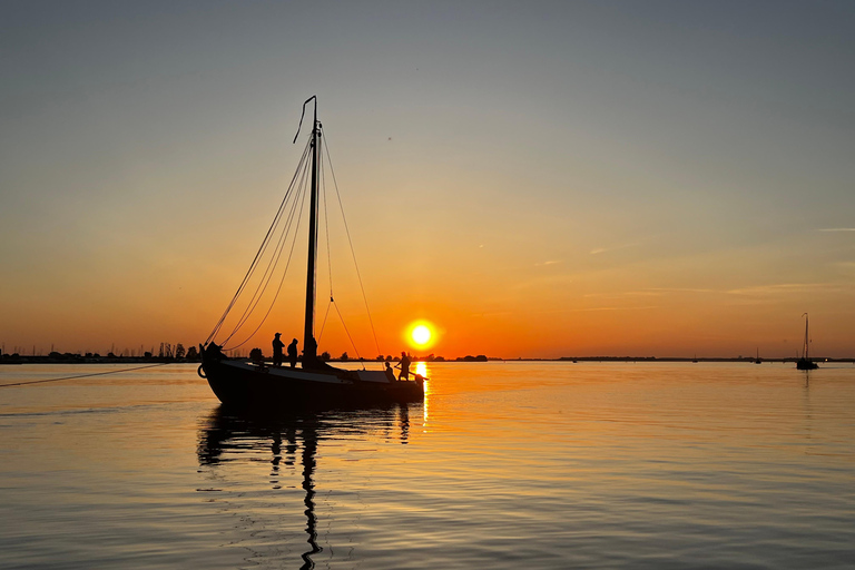 Spakenburg: Rejs autentyczną łodzią rybacką o zachodzie słońcaSpakenburg: Rejs o zachodzie słońca autentyczną łodzią rybacką