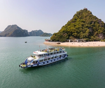 Ha Long: Afternoon Cruise with Lunch, Kayaking, and Swimming
