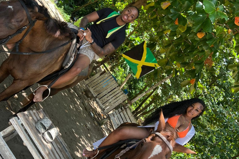 蒙特哥湾出发：骑马探秘与法尔茅斯城市精华游从蒙特哥湾出发：骑马体验与法尔茅斯城市精华游