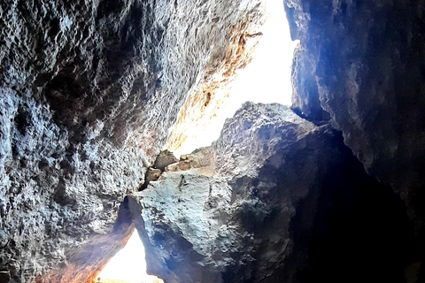 Gozo svelato: Tour guidato di escursionismo con bouldering