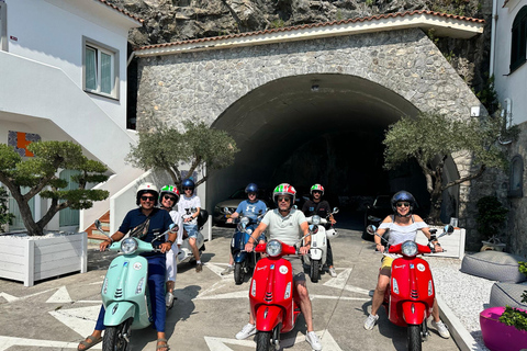 Depuis Ravello ou Salerne : Tour de la côte amalfitaine en Vespa avec arrêts