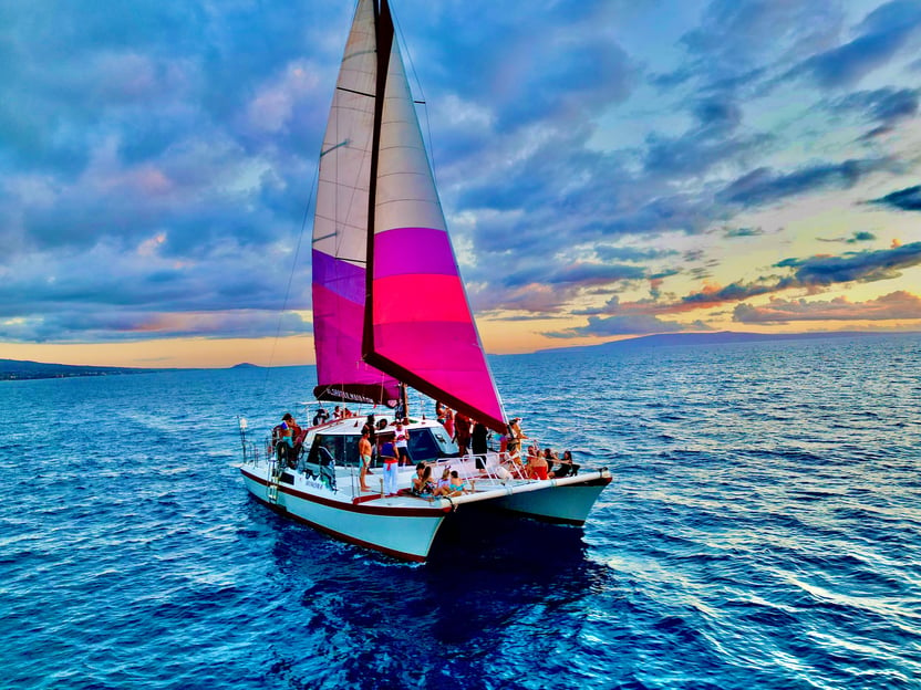 Puerto de Maalaea: Navega al atardecer en un encantador catamarán hawaiano