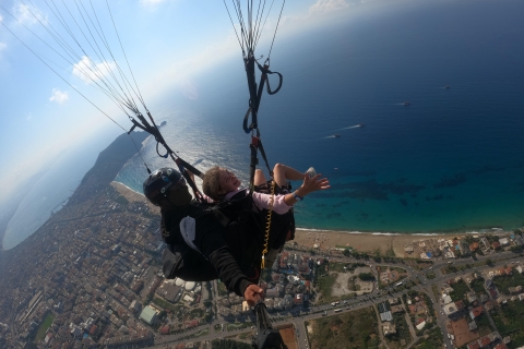 Tandem paragliding in Alanya vanaf de zijkantMet overdracht