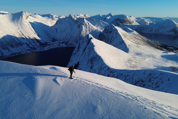 Da Tromsø: escursione con le ciaspole sull'isola di Senja fino a Husfjellet