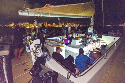 Waikiki: Friday Night Fireworks Cruise from Beach