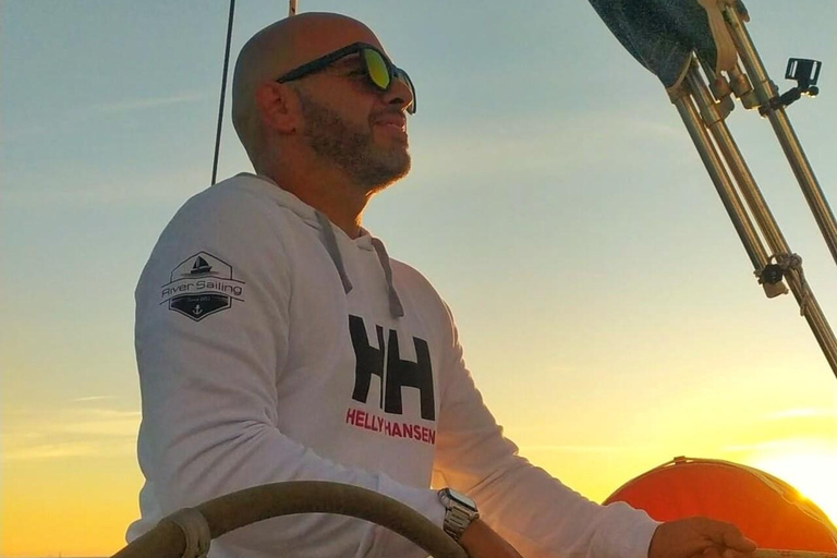 Lisboa:Sunset Sailing Tour at Tagus River with welcome drink