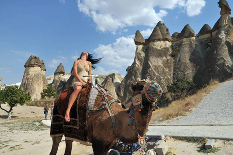 Desde Capadocia: Excursión de un día a camello al amanecer o al atardecer