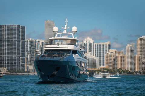 Båttur i Miamis skyline - utsikt över vattnet vid Biscayne Bay