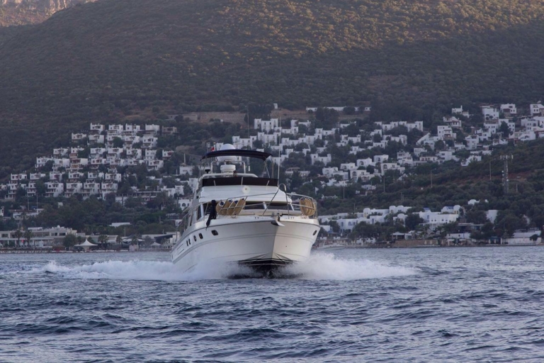 Bodrum: Private Motoryacht Tour with swimming stops & lunch Private boat trip on a beautiful motor yacht