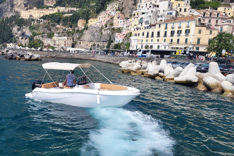 Da Sorrento: Tour privato in barca della Costiera Amalfitana con SkipperGiro in barca 40 HP