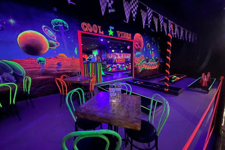 Costa Teguise: Indoor 15 Hole UV Neon Mini Golf Experience
