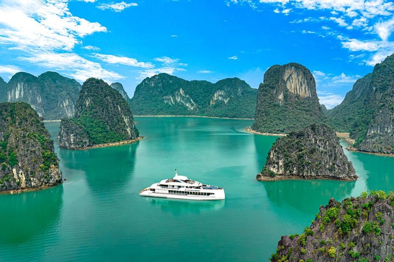 Hanoi: Luxe Ha Long Cruise per Super Yacht met Transfer