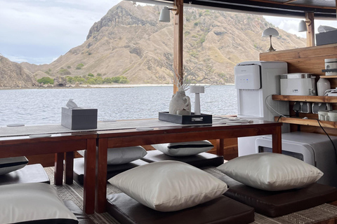 Labuan Bajo: Komodo Full Day Tour Luxury Boat Sunset Cruise Komodo Tour Luxury Boat with Drone and GoPro Underwater