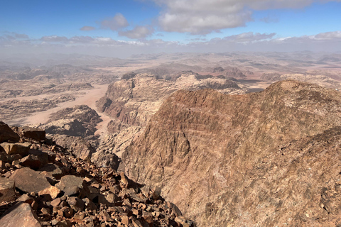 瓦迪拉姆：本地导游带您徒步前往杰贝尔乌姆达米瓦迪拉姆：本地导游带你徒步前往杰贝尔乌姆达米