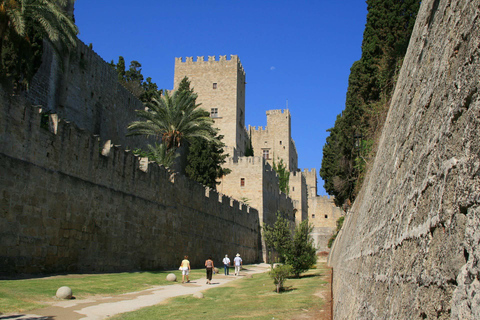 Rodas: Búsqueda del Tesoro Privada en la Ciudad Medieval con Paradas para Comer