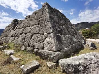 Nafplio: pyramid, castles & major attractions of Argolis