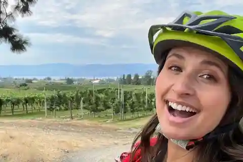 Kelowna: Wine Tasting by E-bike, Smartphone Guide & Lunch