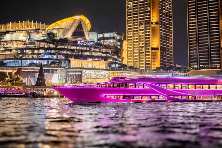 Bangkok: Luxuriöse Dinner-Bootsfahrt mit Abendessen vom Buffet und Live-Band. Foto: GetYourGuide