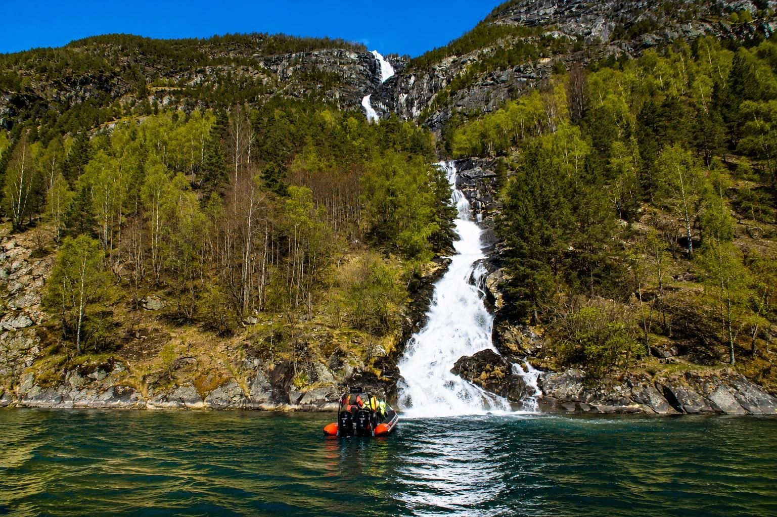 Flåm: RIB-Bootstour im Nærøyfjord und Wasserfall