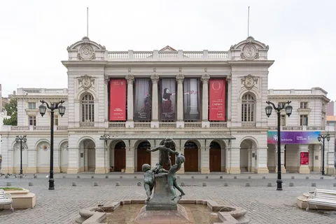 Santiago: passeio a pé, visita ao mercado, almoço e café incluídos.