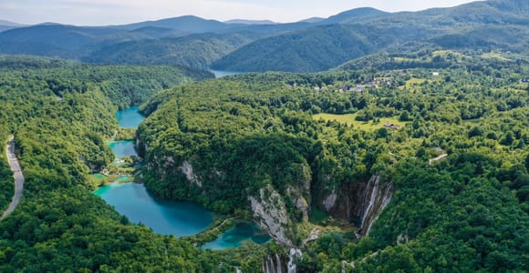 Zadar: Ganztägige geführte Tour zu den Plitvicer Seen mit Bootsfahrt