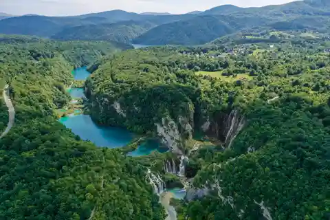 Zadar : Excursion guidée d'une journée sur les lacs de Plitvice avec tour en bateau
